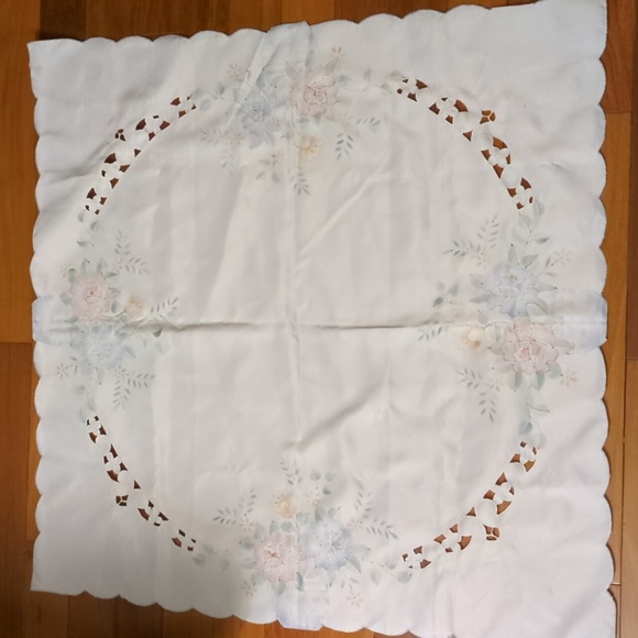 Mix&Match 3/$25 - Square Table Cloth - Picture 2 of 4